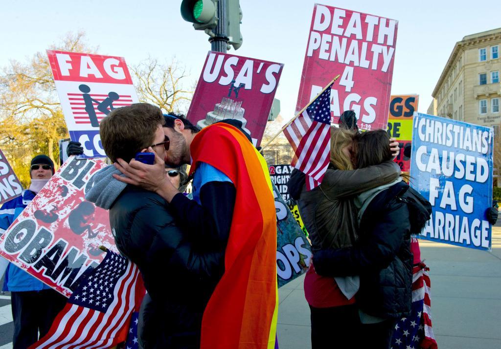 Dos parejas homosexuales se besan en Washington, durante la...
