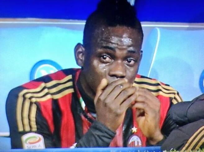 Balotelli llora en el banquillo, durante el partido ante el Npoles.