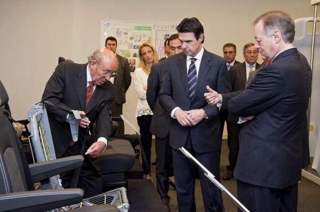 El presidente de Antolín, José Antolín, y el ministro de Industria,...