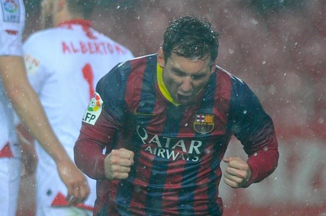 Messi celebra uno de sus goles bajo la lluvia de Sevilla.
