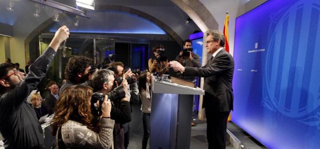 El presidente de la Generalitat, Artur Mas, ante numerosos periodistas...