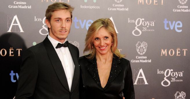 La periodista Marta Robles posa con su hijo Ramn en los premios...