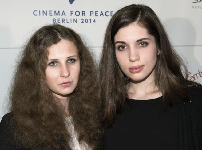 Nadezhda Tolokonnikova y Maria Alyokhina, del grupo Pussy Riot, posan...