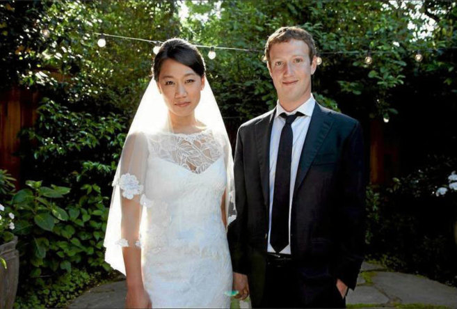 El fundador de Facebook, Mark Zuckerberg, y su esposa en una imagen de...