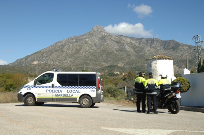 Policías locales de Marbella cortan el tráfico en el lugar del...