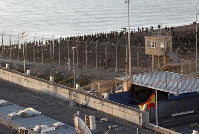 La policía marroquí impide la entrada de inmigrantes a territorio...