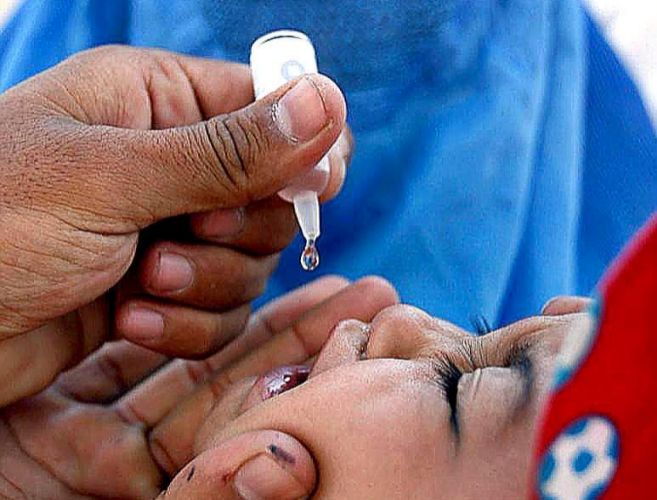 Un nio recibe la vacuna de la polio en Afganistn.
