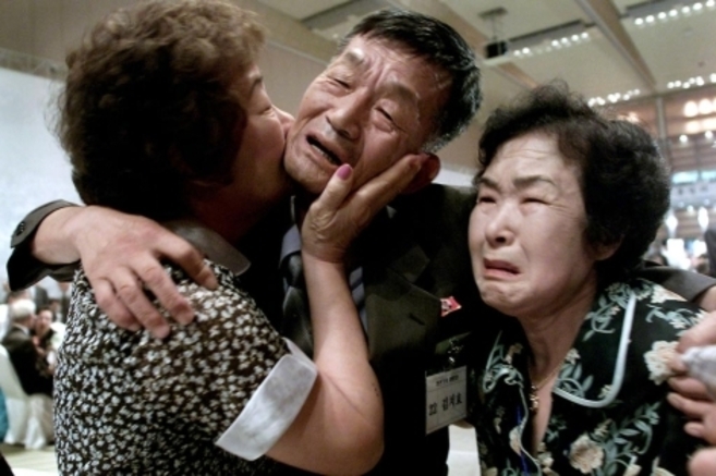 Un ciudado norcoreano abraza a sus hermanas surcoreanas en uno de los...
