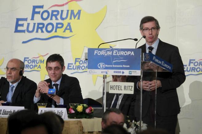 Bernardino Len, detrs de un plpito ente pared de 'Forum Europa'....