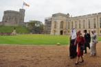 La reina Isabel II, en las inmediaciones del Palacio de Windsor,...