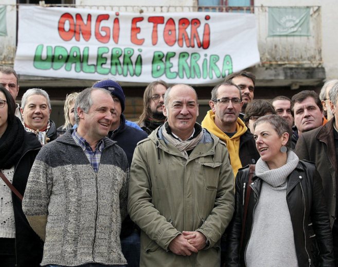 Martin Garitano con representantes de la plataforma por la desanexión...