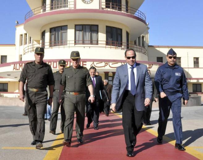 Abdelfatah al Sisi (segundo por la dcha) en el aeropuerto militar de...