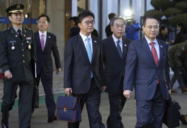 Delegados surcoreanos abandonan el ministerio de Unificación en Seúl...