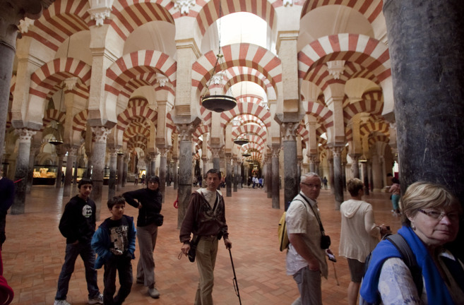 Turistas en el interior de la Mezquita de Crdoba.