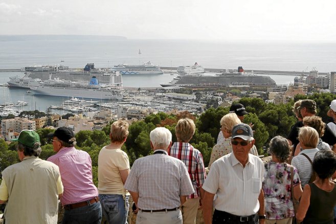 Turistas de crucero en el Castell de Bellver observan la ciudad.