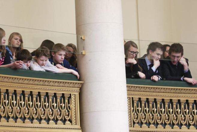 Estudiantes asisten a una sesin celebrada en el Parlamento belga en...