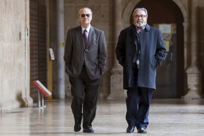 El presidente de la AVL, Ramn Ferrer, junto al acadmico Josep...
