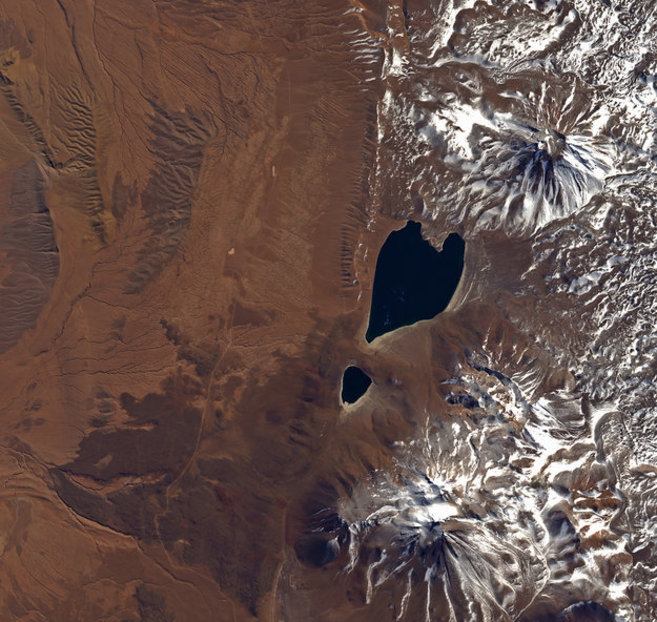 La laguna Miscanti con forma de corazn situada en el Desierto de...