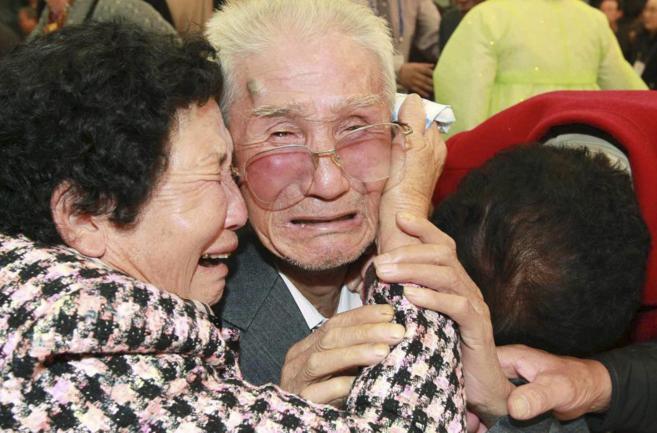 Un norcoreano emocionado al reencontrarse con sus familiares de Corea...
