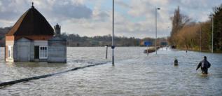 Un hombre en una carretera inundada al sur de Londres.