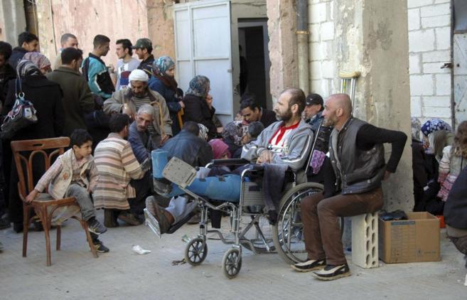 Civiles de la localidad siria de Homs se refugian en una escuela en un...