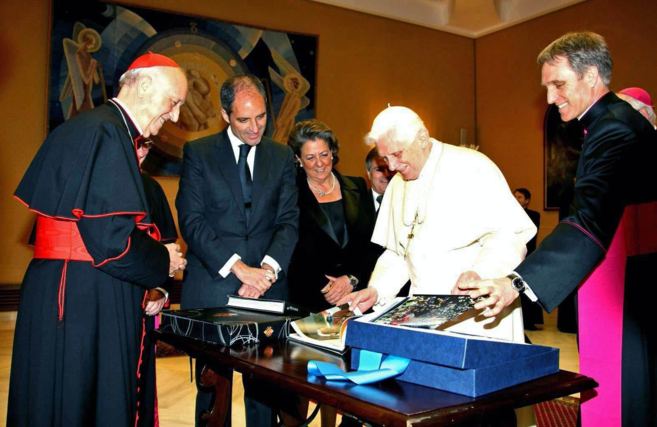 Garca Gasco, Camps y Barber, junto a Benedicto XVI en el Vaticano.