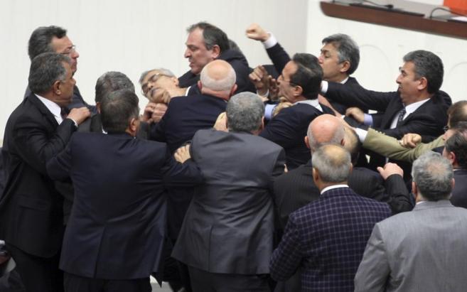 Violenta disputa entre miembros del Gobierno y de la oposicin en el...