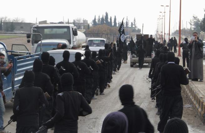 Milicianos del Estado Islámico de Irak y Siria (ISIS) desfilan por...