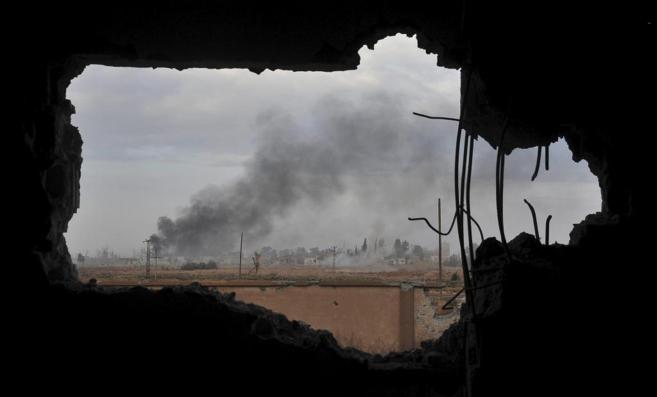 Columnas de humo se elevan sobre la localidad siria Raqa en pleno...