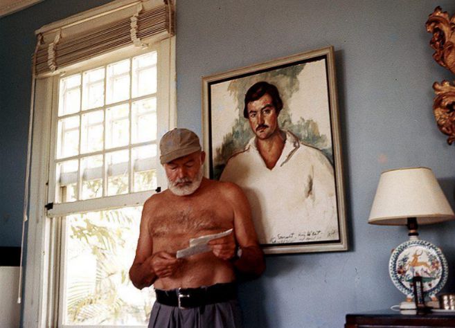 Hemigway en el saln de su casa de Cuba en 1953.