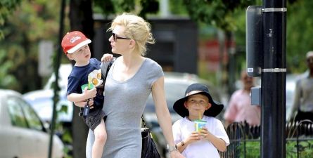 Cate Blanchett pasea con sus hijos por las calles de Washington