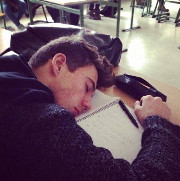 Len Goretzka, fingiendo estar dormido antes de un examen.