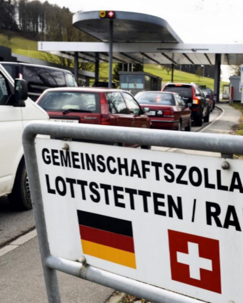Varios coches hacen cola en la frontera con Suiza en Lottstetten...