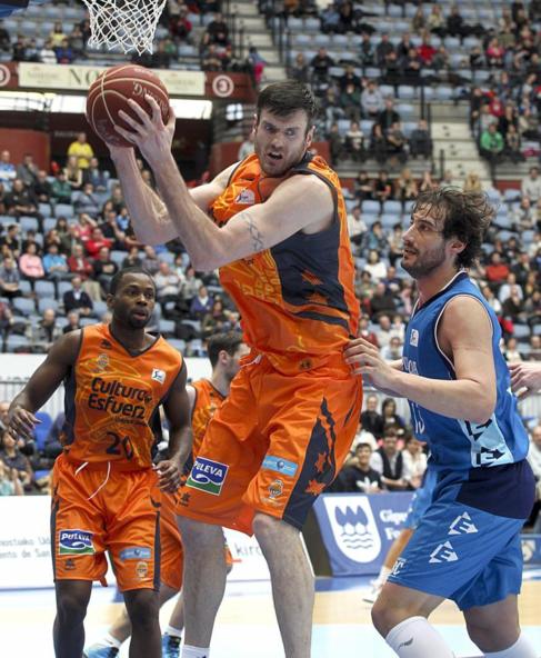 Lavrinovic atrapa un rebote en la cancha del Gipuzkoa Basket.