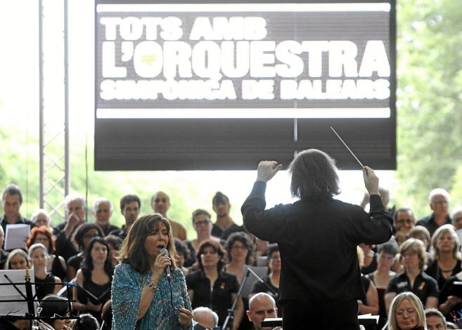 Luis Cobos y Maria del Mar Bonet en un concierto por la continuidad de...