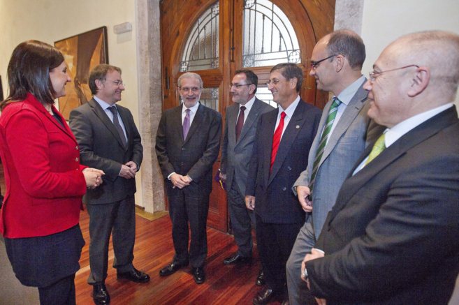 La consellera Catal con el conseller Moragues, a la izquierda, y...