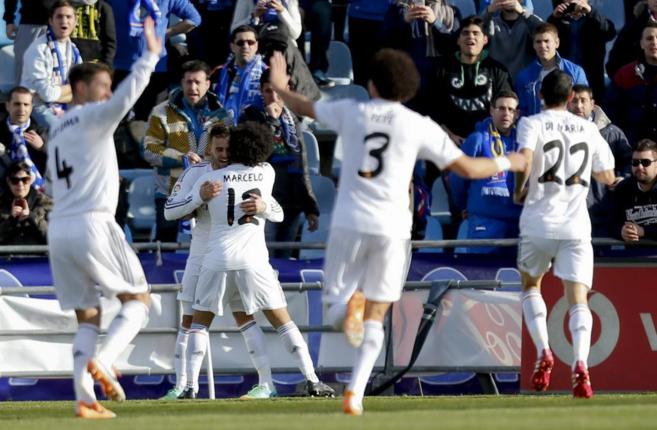 Los jugadores del Real Madrid celebran el tanto de Jes en Getafe.