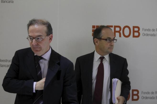 El director general del Frob, Antonio Carrascosa, y el presidente del...