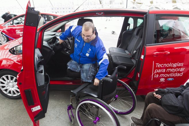 Un discapacitado baja del Ford adaptado para mejorar su movilidad.