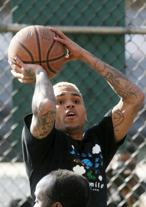 El cantante Chris Brown jugando un partido de baloncesto.