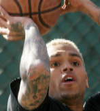 El cantante Chris Brown jugando un partido de baloncesto.