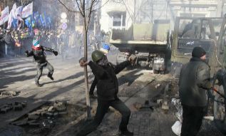 Manifestantes arrojan adoquines en Kiev.