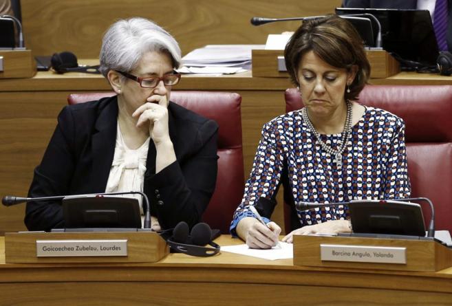 Lourdes Goicoechea y Yolanda Barcina, en un pleno en el Parlamento...