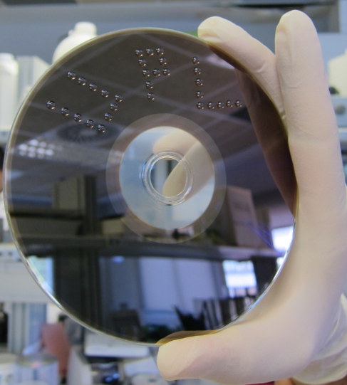 El sistema que detecta bacterias sobre un disco Blu-ray.