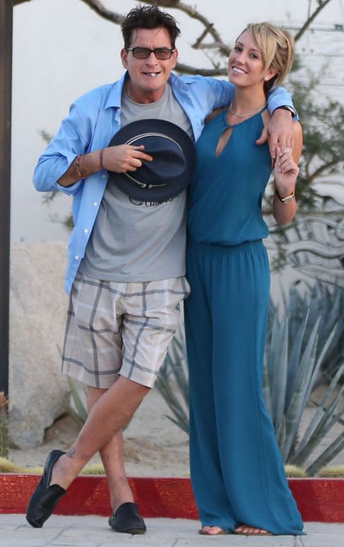 Charlie Sheen y la actriz porno Brett Rossi, el pasado noviembre.