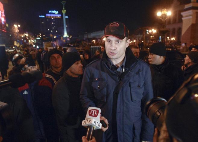 El líder opositor Vitali Klitschko habla con la prensa en el centro...