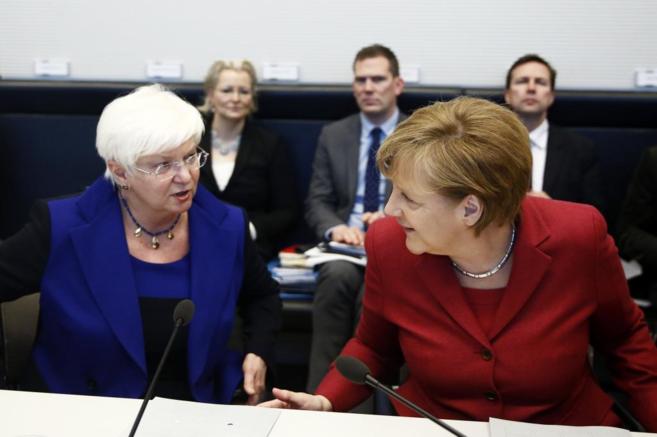 Merkel (d.) habla con la lder del CSU, Gerda Hasselfeldt
