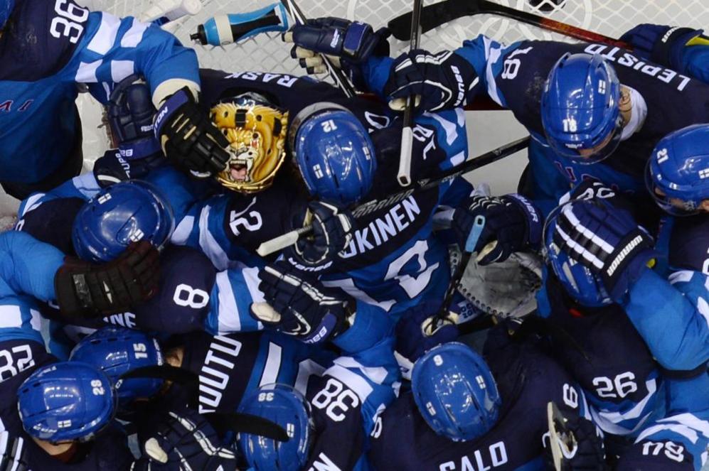 Los jugadores finlandeses festejan el triunfo y el pase a semifinales.