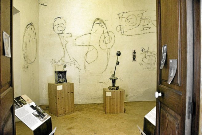 Vista general de los grafitos de Joan Mir en una de las salas del...