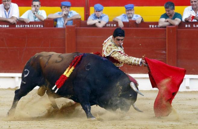 Dobln de Perera en su importante faena de Alicante a un toro de...
